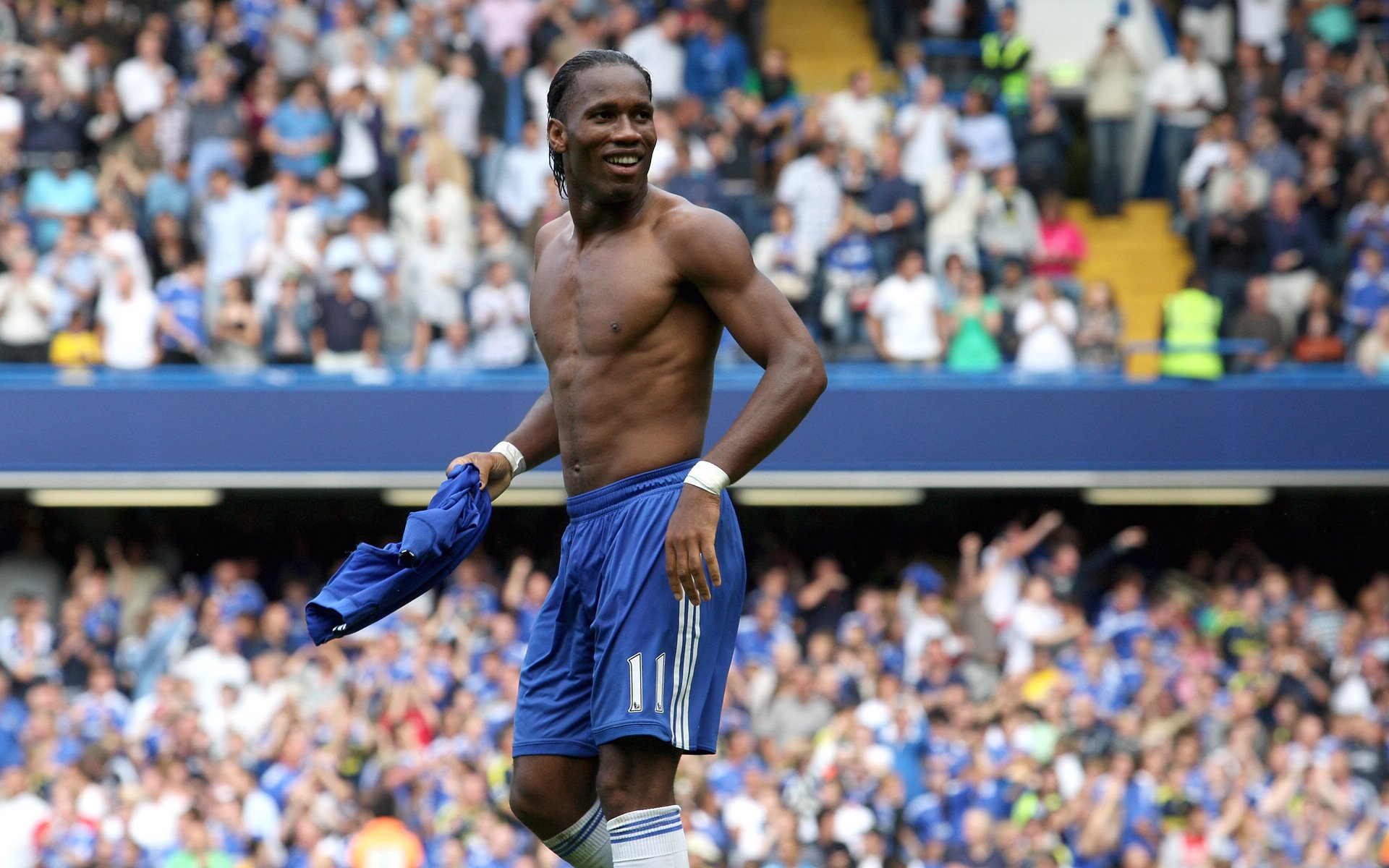 英超联赛激战正酣，曼城逆转利物浦登顶积分榜